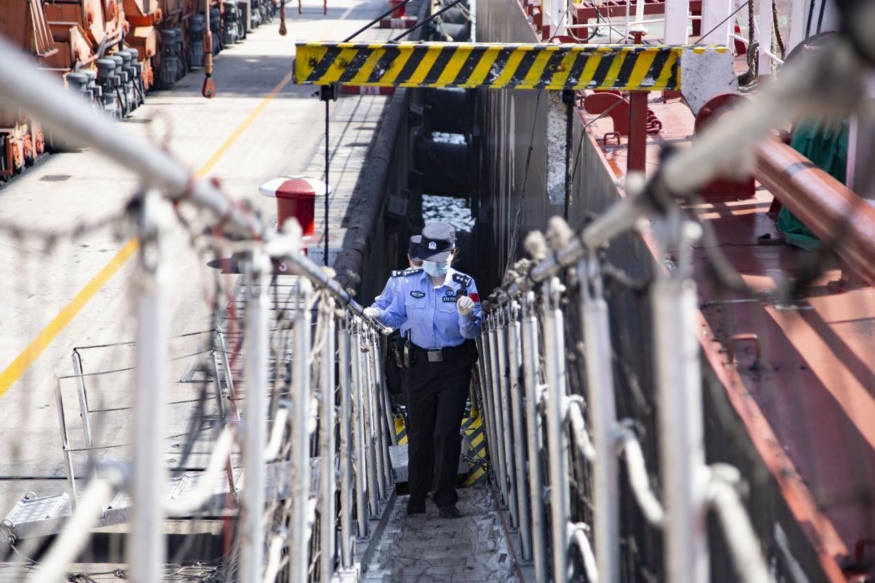 黄骅出入境边防检查站民警登船检查。付秀智摄